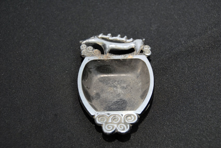 Crna pepeljara od metala sa figurom irvasa